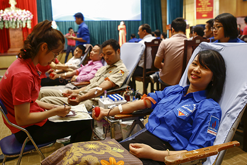 Đoàn viên thanh niên Khối Doanh nghiệp Trung ương tham gia hiến máu tình nguyện tại ngày hội