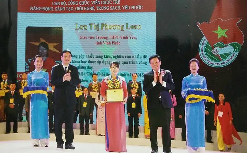  Đ/c Lưu Thị Phương Loan nhận Bằng khen tại Lễ tuyên dương “ Cán bộ, công chức, viên chức trẻ giỏi toàn quốc lần thứ II năm 2015”.