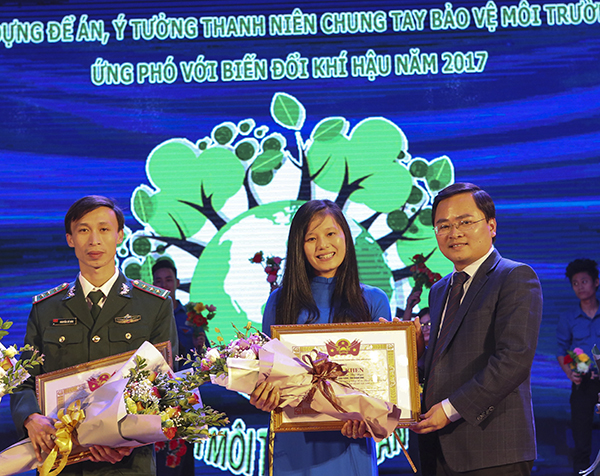 Đồng chí Nguyễn Anh Tuấn, Bí thư TƯ Đoàn trao giải nhất cho tác giả 