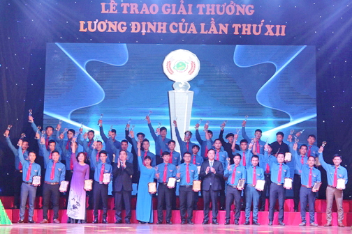 Các nhà nông trẻ xuất sắc nhận Giải thưởng Lương Định Của lần thứ XII, năm 2017 (ảnh: Bảo Anh)