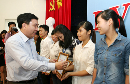Đồng chí Nguyễn Mạnh Dũng, Bí thư thường trực Trung ương Đoàn trao học bổng cho sinh viên tại buổi lễ