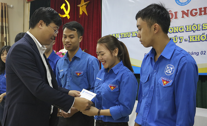 Đồng chí Lê Quốc Phong, Bí thư Trung ương Đoàn, Chủ tịch Hội sinh viên Việt Nam trao học bổng cho sinh viên tại hội nghị