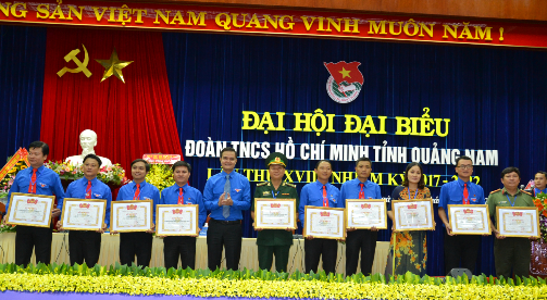 tặng bằng khen cho 5 tập thể và 5 cá nhân về những cố gắng nỗ lực công tác đoàn phong trào TTN tỉnh Quảng Nam nhiệm kỳ qua.