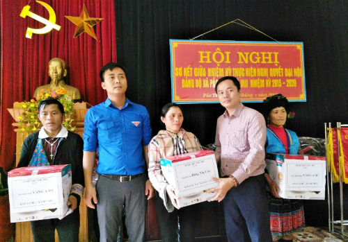 ồng chí Nguyễn Đức Tiến, Phó bí thư Thành đoàn Hà Nội cùng thành viên đoàn tình nguyện trao quà đến tận tay người dân