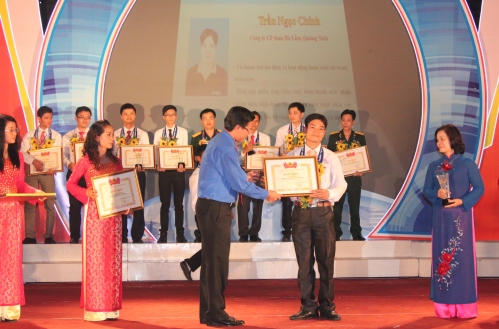 Đồng chí Phan Văn Mãi trao bằng khen cho Người thợ trẻ giỏi