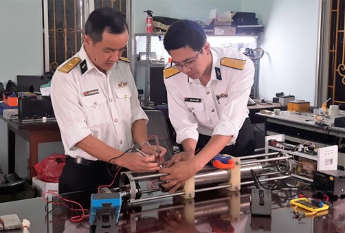 Cán bộ, nhân viên Tổ sửa chữa Đoàn 6 Hải quân đang sửa chữa máy đo vận tốc âm SVP- một trong những thiết bị của hệ thống đo sâu.
