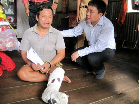Đ/c Nguyễn Mạnh Dũng - Bí thư Trung ương Đoàn, Ủy viên Ủy ban ATGT Quốc gia thăm nạn nhân Huỳnh Văn Phương tại An Giang.