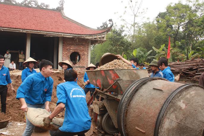 Đoàn viên, thanh niên tình nguyện tham gia xây dựng công trình