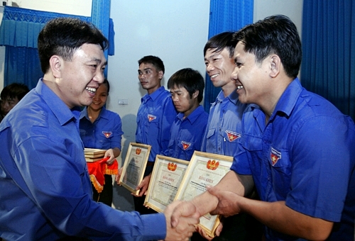 Bí thư Trung ương Đoàn, Nguyễn Mạnh Dũng tặng bằng khen cho các chủ trang trại trẻ tại buổi giao lưu