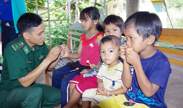 Chương trình “Tay kéo biên phòng” do Đồn Biên phòng Cửa khẩu Tà Vát phối hợp với đoàn viên, thanh niên địa phương tổ chức cắt tóc cho các em thiếu nhi tại ấp Tà Thiết, xã Lộc Thịnh, huyện Lộc Ninh.