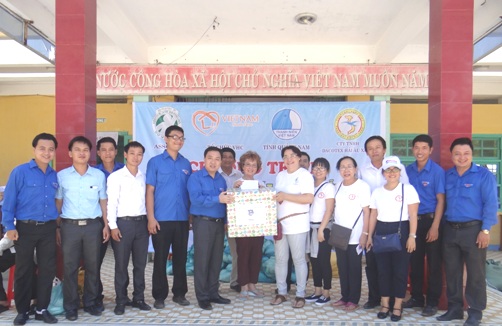  Đồng chí Nguyễn Mạnh Dũng - Bí thư Thường trực Trung ương Đoàn tặng quà cho đội hình thanh niên tình nguyện tại huyện Duy Xuyên