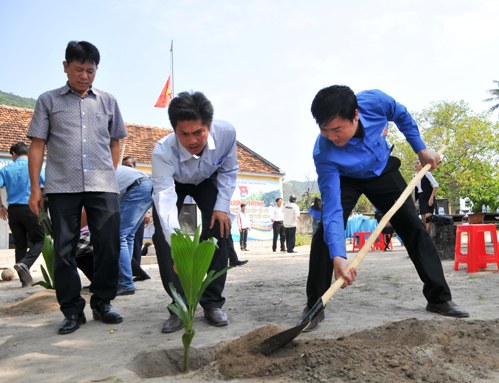 Các đại biểu tham gia trồng dừa tại đảo