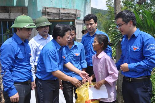 Bí thư Trung ương Đoàn Nguyễn Anh Tuấn tặng quà cho các hộ gia đình bị thiệt hại nặng do bão số 10 gây ra tại xã Kỳ Nam, huyện Kỳ Anh, tỉnh Hà Tĩnh