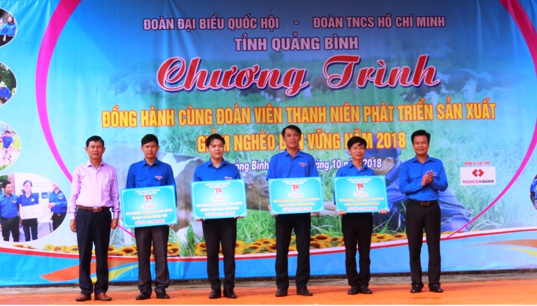 Đại diện Đoàn đại biểu Quốc hội tỉnh và Tỉnh đoàn trao biển tượng trưng bò giống