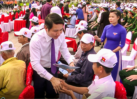 Bí thư BCH Trung ương Đoàn Nguyễn Ngọc Lương trao tặng quà cho các cá nhân bị tai nạn bom mìn