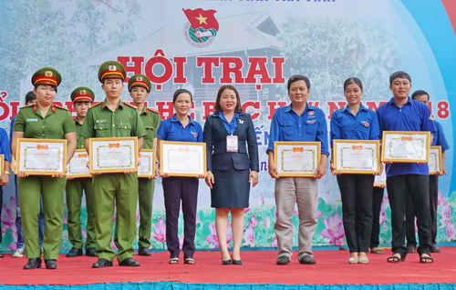 Trao khen thưởng cho các thí sinh đạt giải trong vòng chung kết hội thi