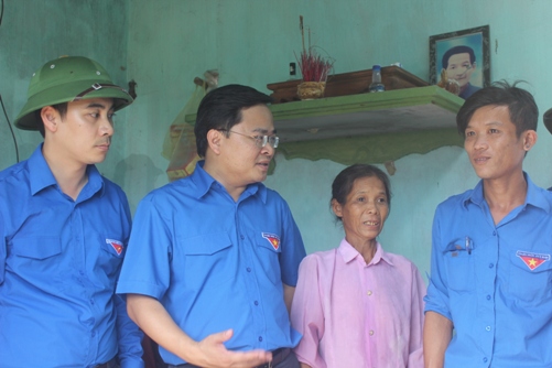 Bí thư Trung ương Đoàn Nguyễn Anh Tuấn động viên, chia sẽ khó khăn với gia đình Phó bí thư Chi đoàn xóm Tân Tiến, xã Kỳ Nam, huyện Kỳ Anh (Hà Tĩnh) hiện đang sống với mẹ già, hoàn cảnh khó khăn, bị gió bão thổi may mái nhà.