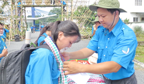 Anh Huynh Minh Thuc-  PCT Hội LHTN Việt Nam Đồng Tháp tặng quà cho thí sinh nhập trại