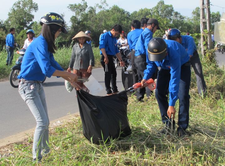  ĐVTN tham gia nhặt rác trên các tuyến đường