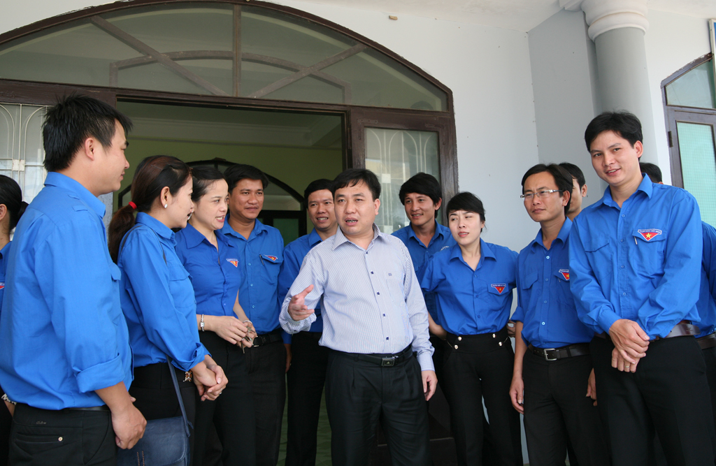 Đồng chí Nguyễn Mạnh Dũng, Bí thư Ban Chấp hành Trung ương trao đổi với các cán bộ đoàn cơ sở .