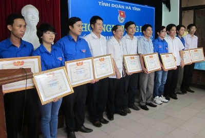 Đ/c Nguyễn Thiện - PCT UBND tỉnh và Đ/c Nguyễn Xuân Hùng trao bằng khen cho các tập thể đạt thành tích cao trong hoạt động hè tình nguyện 