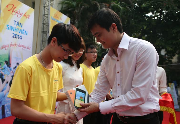  Đ/c Bùi Quang Huy, Phó Chủ tịch Thường trực Trung ương Hội Sinh viên Việt Nam  trao tặng điện thoại di động cho các Tân thủ khoa 2014 tại Hà Nội 
