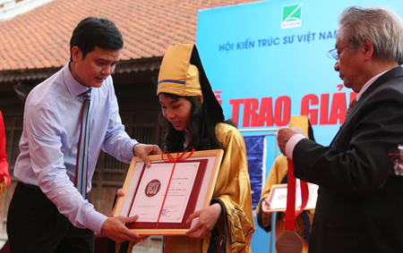 Đồng chí Bùi Quang Huy, Ủy viên BTV, Trưởng Ban Thanh niên Trường học, Phó Chủ tịch thường trực Hội sinh viên Việt Nam trao giải cho tác giả đạt giải tại buổi lễ