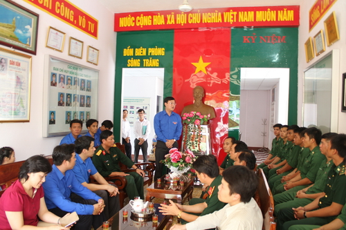 Đồng chí Lê Quốc Phong cùng đoàn công tác thăm và chúc Tết cán bộ, chiến sĩ đồn biên phòng Song Trăng, xã Hưng Hà, huyện Tân Hưng