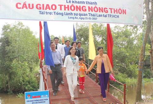 Bàn giao cầu giao thông nông thôn tại huyện Thạnh Hóa