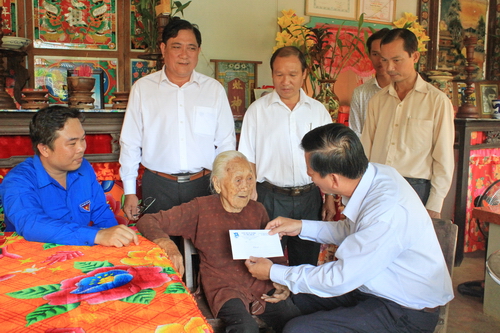 Các đồng chí lãnh đạo tỉnh cùng ĐVTN đến thăm và tặng quà mẹ Việt Nam Anh hùng