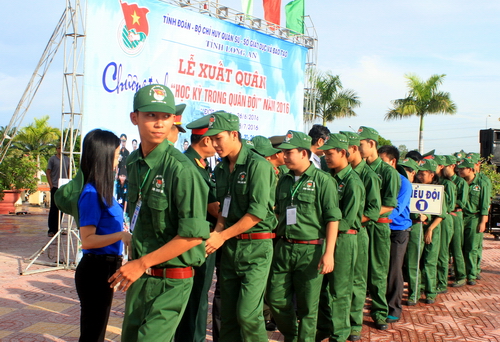 Các đồng chí lãnh đạo bắt tay tiễn các chiến sĩ nhỏ lên đường  tham gia khóa học