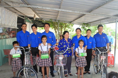 Chi đoàn cơ sở Tỉnh đoàn trao học bổng và xe đạp cho các em học sinh đặc biệt khó khăn tại trường Tiểu học Nguyễn Thị Tám (xã Tân Lập, huyện Mộc Hóa)