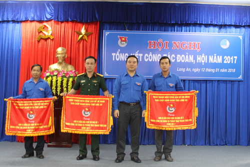 Trao tặng cờ thi đua cho các đơn vị dẫn đầu của các Cụm thi đua trực thuộc Tỉnh đoàn