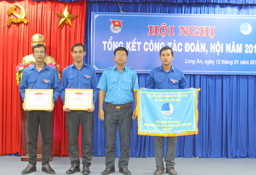 Tặng cờ thi đua và giấy khen cho các đơn vị có thành tích xuất sắc trong công tác Hội
