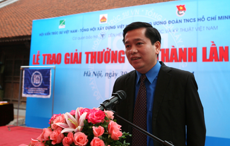Đồng chí Nguyễn Long Hải,Bí thư Trung ương Đoàn phát biểu tại lễ trao giải