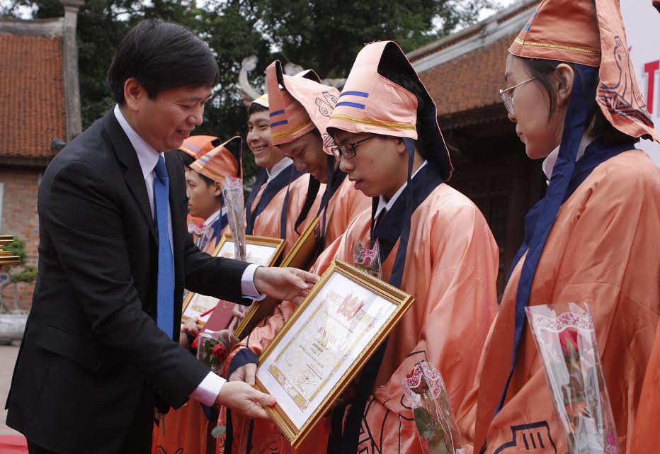 Bí thư Trung ương Đoàn, Nguyễn Long Hải trao bằng khen của BCH Trung ương Đoàn cho thí sinh tại chương trình
