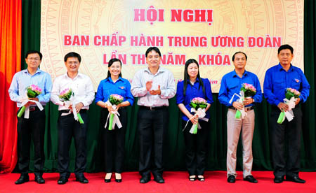 Đồng chí Nguyễn Đắc Vinh, Bí thư thứ nhất Trung ương Đoàn tặng hoa chúc mừng các đồng chí được bầu vào Ban Thường vụ, Ban Chấp hành Trung ương Đoàn khóa X.