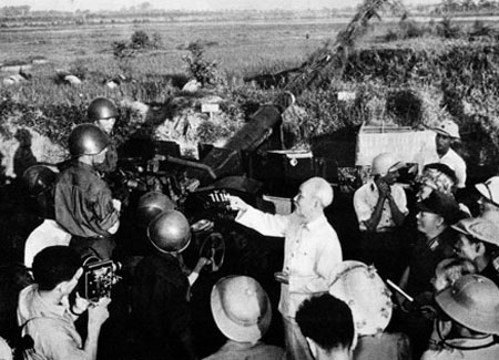 Bác Hồ thăm đoàn Cao xạ Tam Đảo, ngày 25-9-1966. (Ảnh Tư liệu)