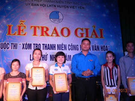 Đồng chí Trương Quang Hải, Phó Bí thư TT Tỉnh đoàn trao giấy chứng nhận cho các phòng trọ thanh niên công nhân văn hóa.