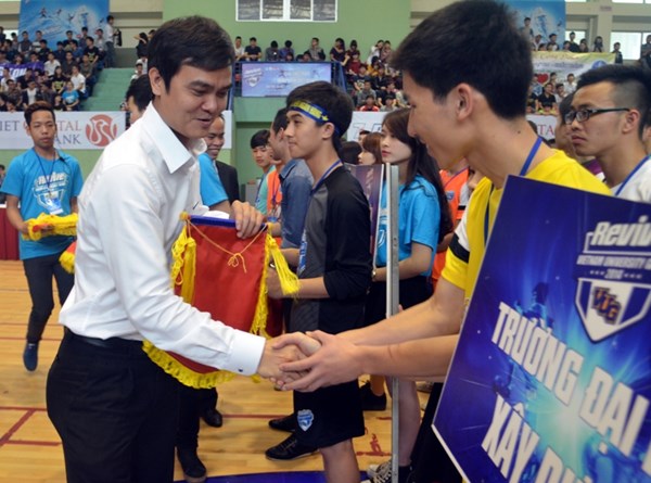 Anh Bùi Quang Huy, Phó Chủ tịch Thường trực Hội sinh viên Việt Nam tặng cờ lưu niệm cho các đội