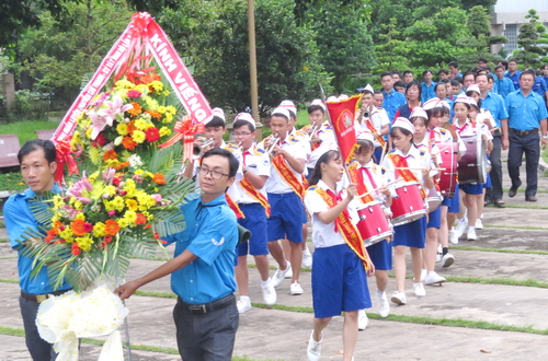 Các trại sinh viếng mộ cụ phó bảng Nguyễn Sinh Sắc