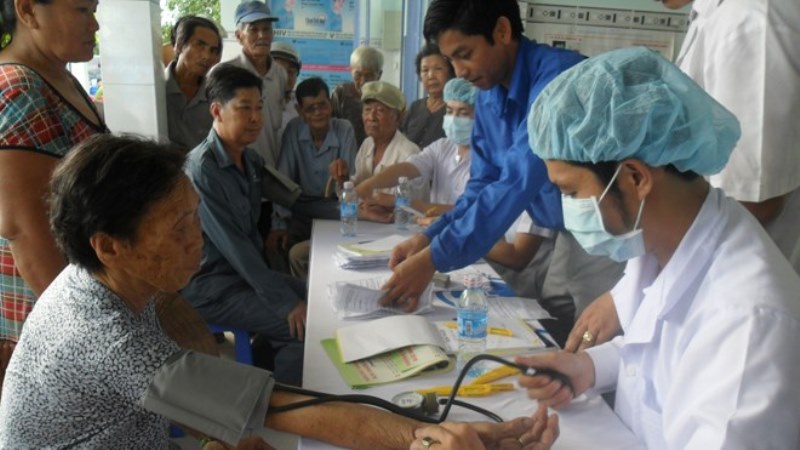 Đoàn y Bác sĩ khám bệnh cho người nghèo tại xã Giai Xuân, huyện Phong Điền.