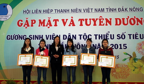 Đ/c Nguyễn Thị Ngọc Lệ - UVTVTU, Phó Chủ tịch UBND tỉnh trao bằng khen của UBND tỉnh cho các sinh viên xuất sắc