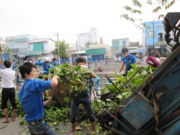 ĐVTN quận Ninh Kiều thu gom rác thải ở hồ Xáng Thổi góp phần bảo vệ môi trường xanh – sạch – đẹp