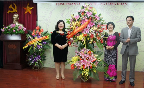 Công đoàn Văn phòng Quốc hội tặng hoa chúc mừng Công đoàn cơ quan T. Ư Đoàn