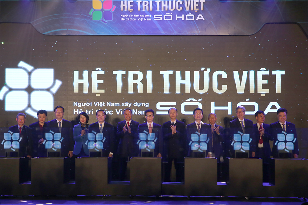 Ngày 1/1/2018, Phó Thủ tướng Vũ Đức Đam và lãnh đạo một số bộ ngành cùng nhấn nút khởi động Hệ tri thức Việt số hoá. Ảnh: VGP/Đình Nam