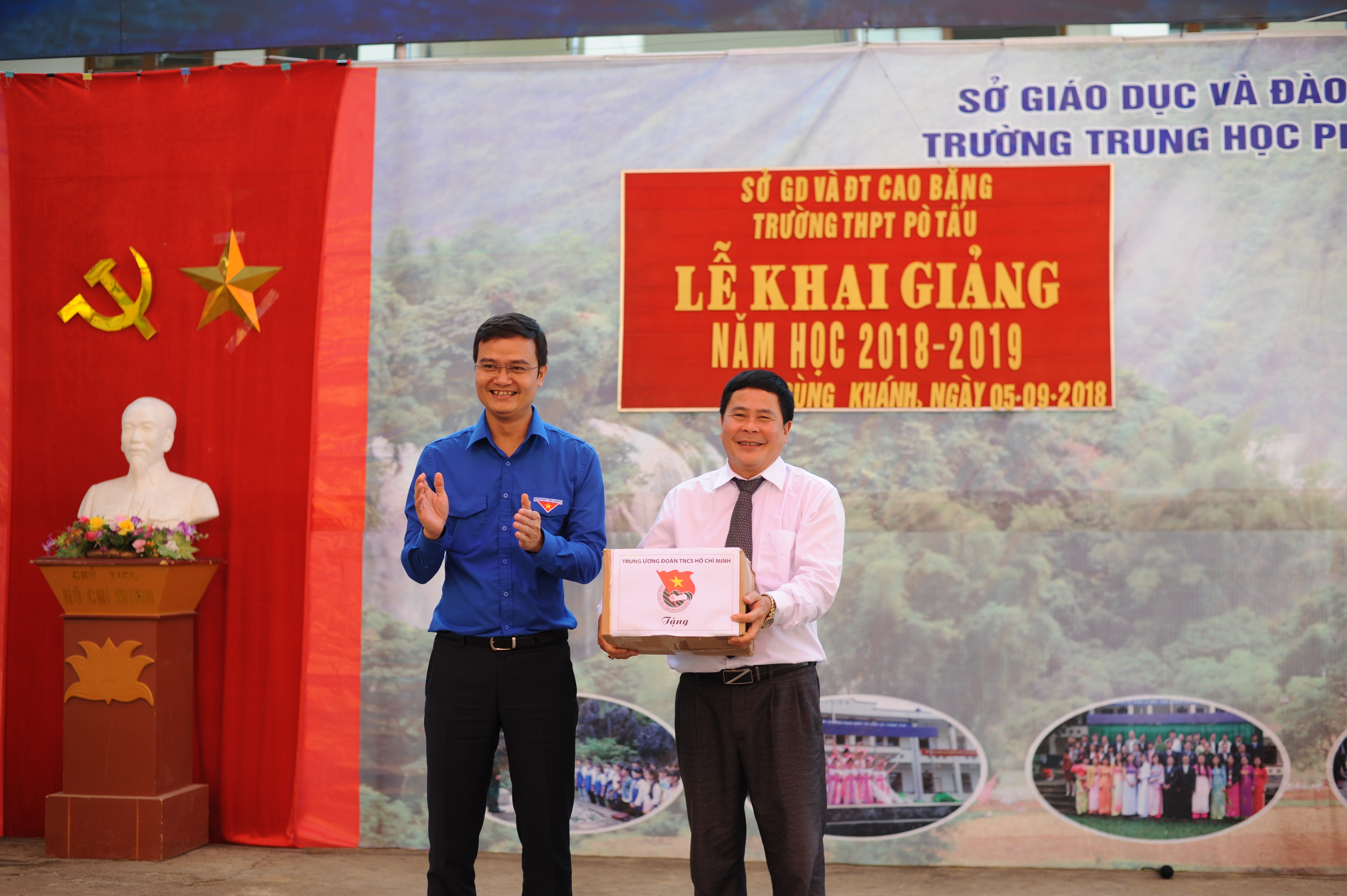 Đồng chí Bùi Quang Huy - Bí thư Trung ương Đoàn trao quà cho trường THPT Pò Tấu