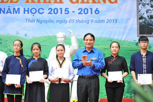 Đồng chí Nguyễn Đắc Vinh - Ủy viên dự khuyết BCH Trung ương Đảng, Bí thư thứ nhất BCH Trung ương Đoàn đã trao học bổng cho các em học sinh vượt khó học giỏi