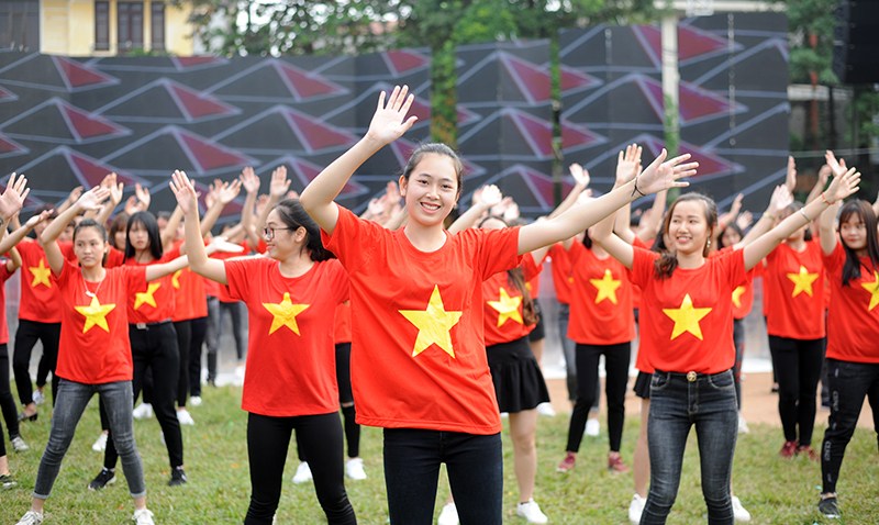 Các Tân sinh viên trình diễn nhảy Flashmob tại ngày hội