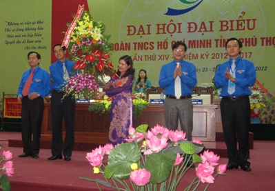Đc Nguyễn Thị Hà - Bí thư trung ương Đoàn tặng hoa cho tuổi trẻ đất Tổ